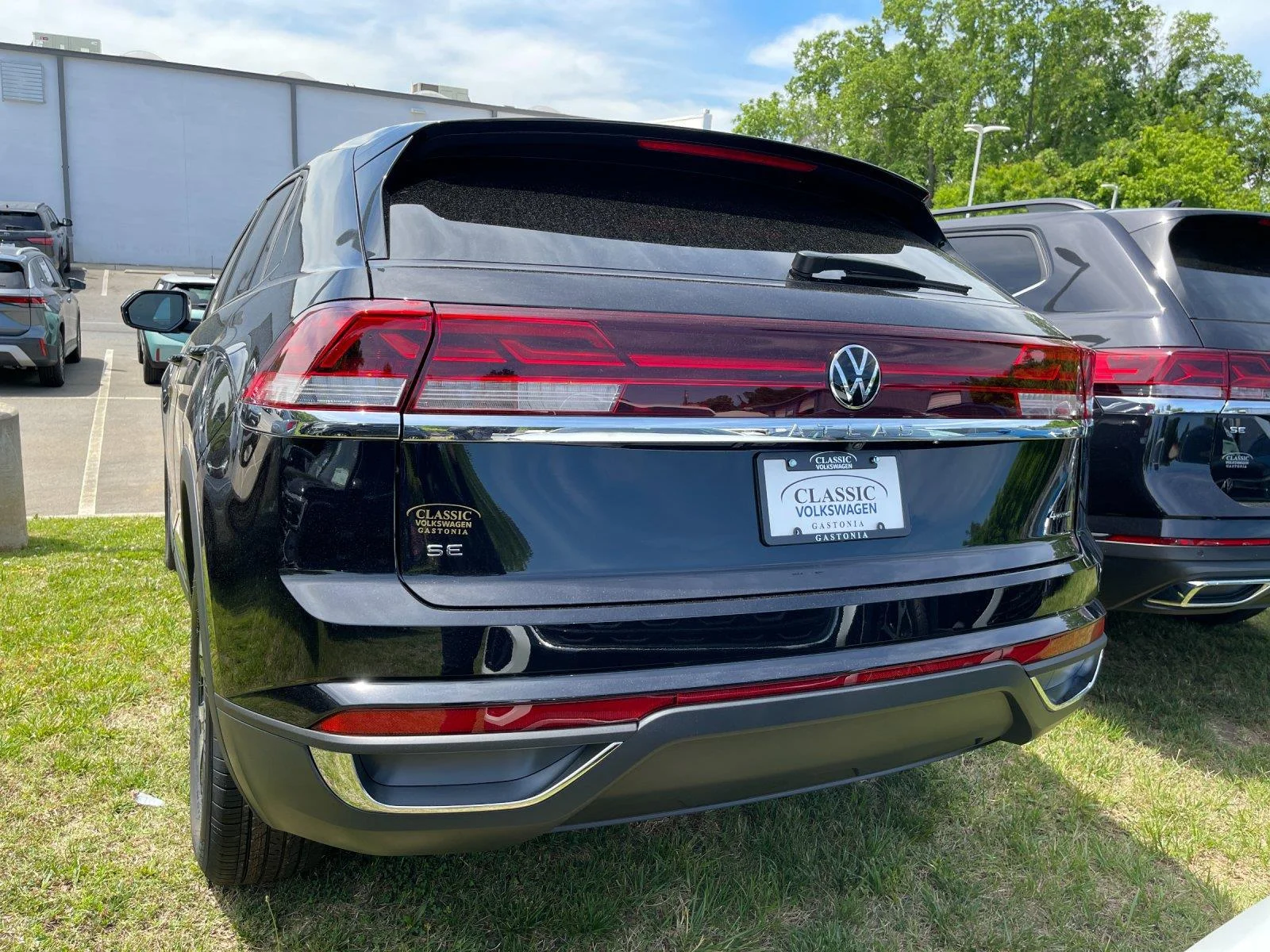 New 2026 Deep Black Pearl Volkswagen 2.0T SE image 4