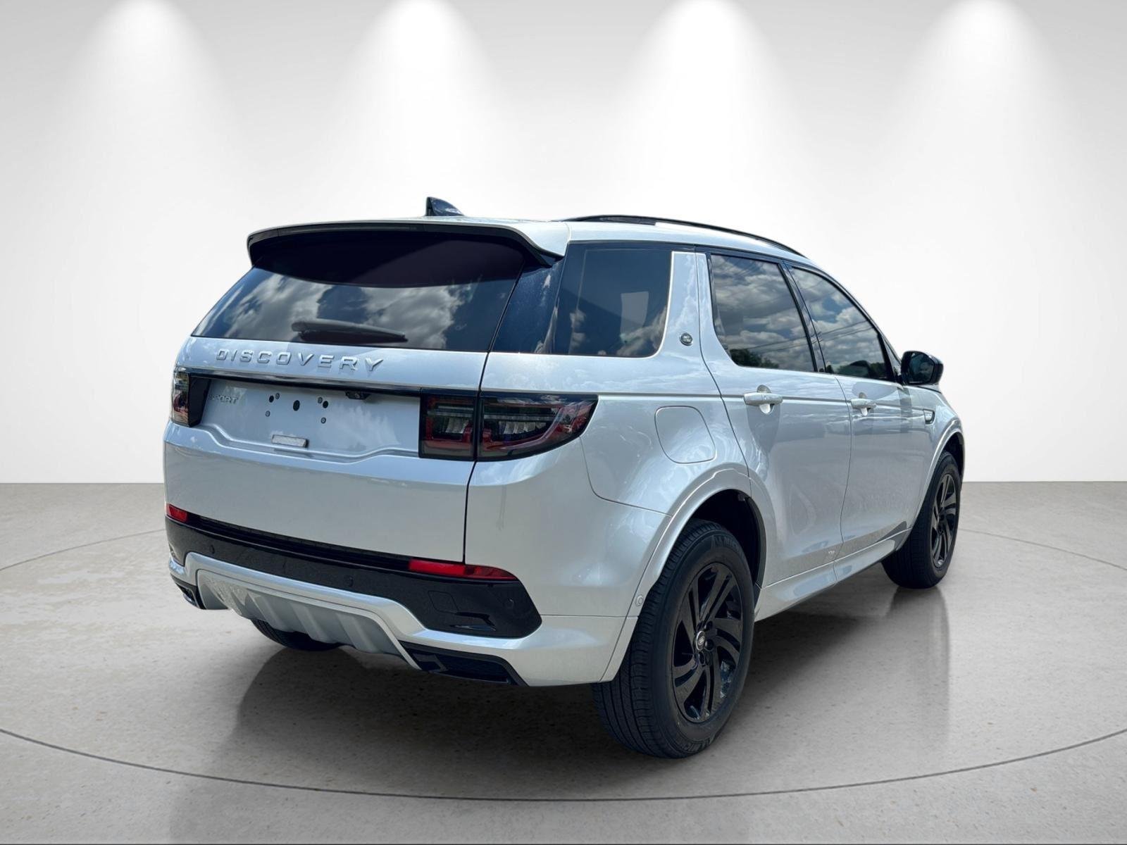 Used 2025 Hakuba Silver Metallic Land Rover S image 5
