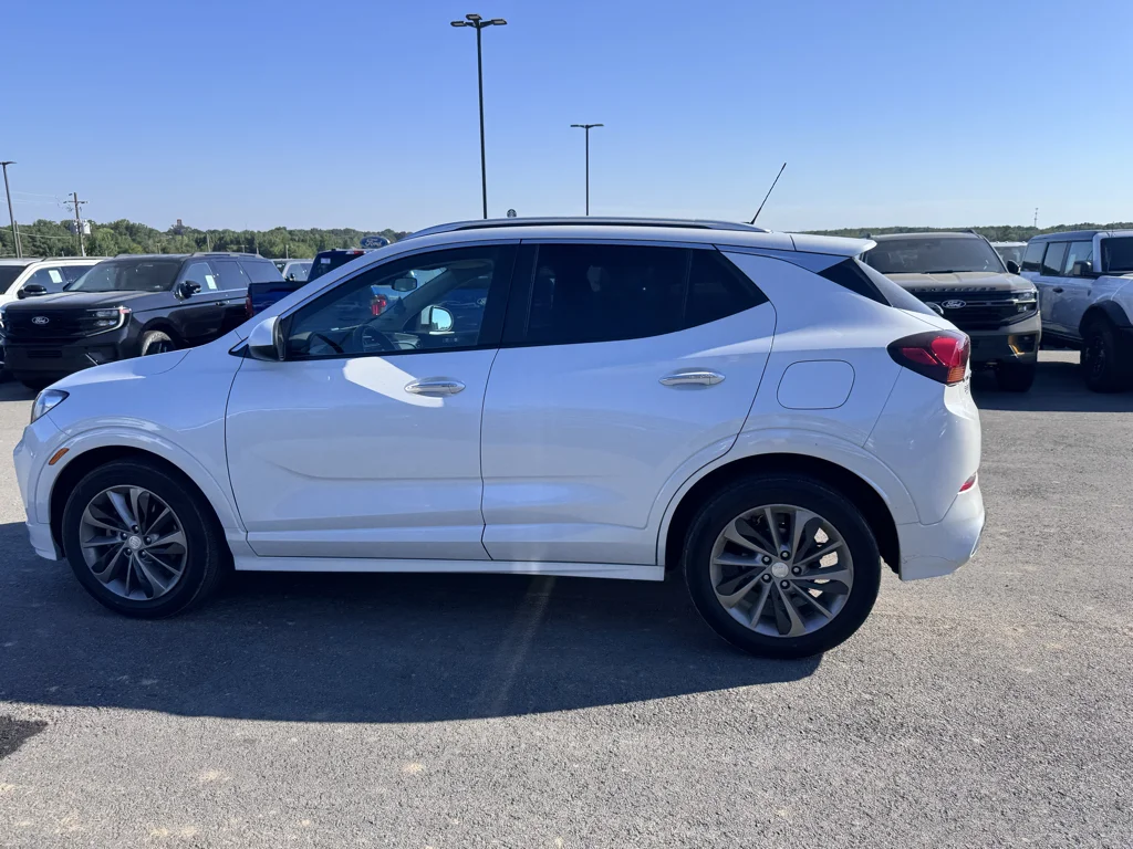 Used 2023 White Frost Tricoat Buick Select image 10