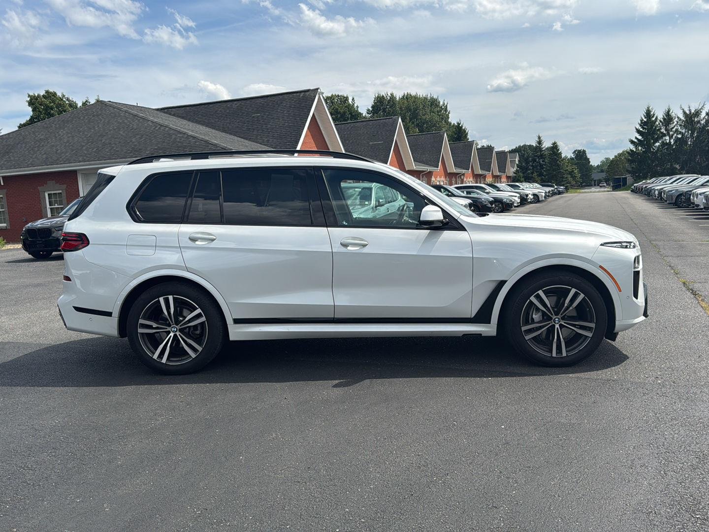 Used 2024 Mineral White Metallic BMW xDrive40i image 2