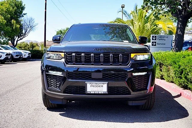 New 2026 Diamond Black Crystal Pearl-Coat Exterior Paint Jeep Limited image 5
