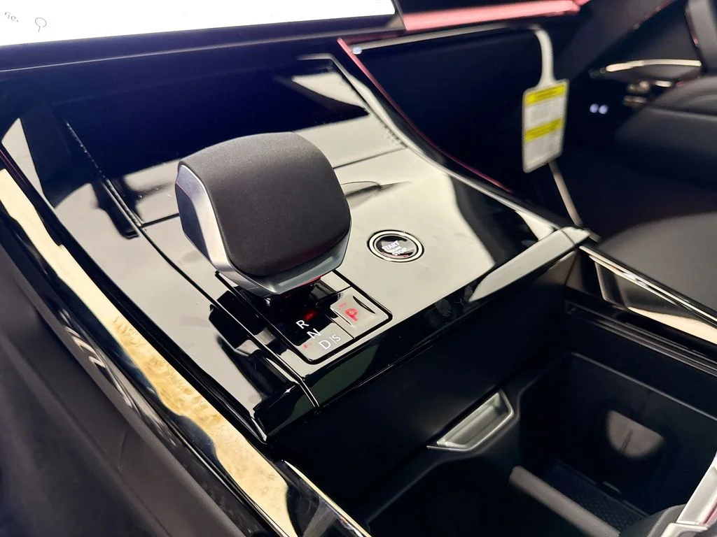 New 2026 Fuji White Land Rover Dynamic SE image 17