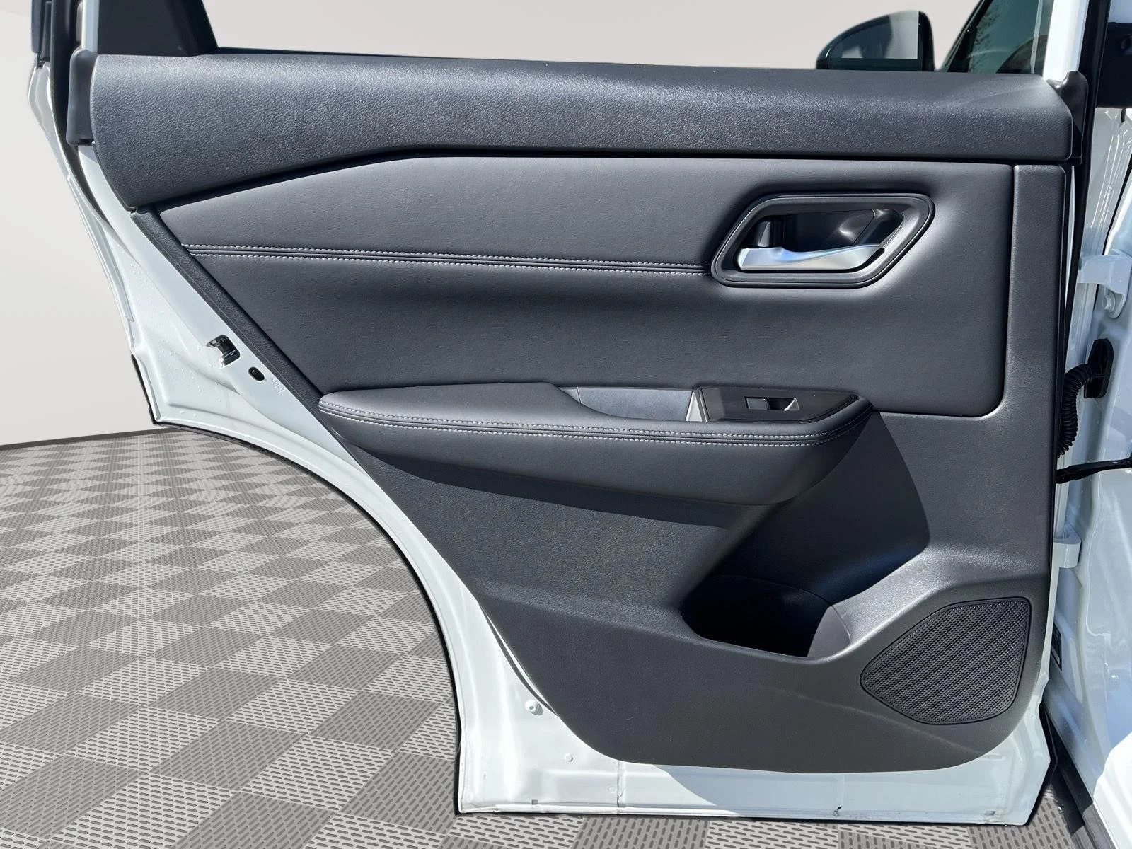 New 2026 Everest White Pearl TriCoat Nissan Dark Armor™ image 11
