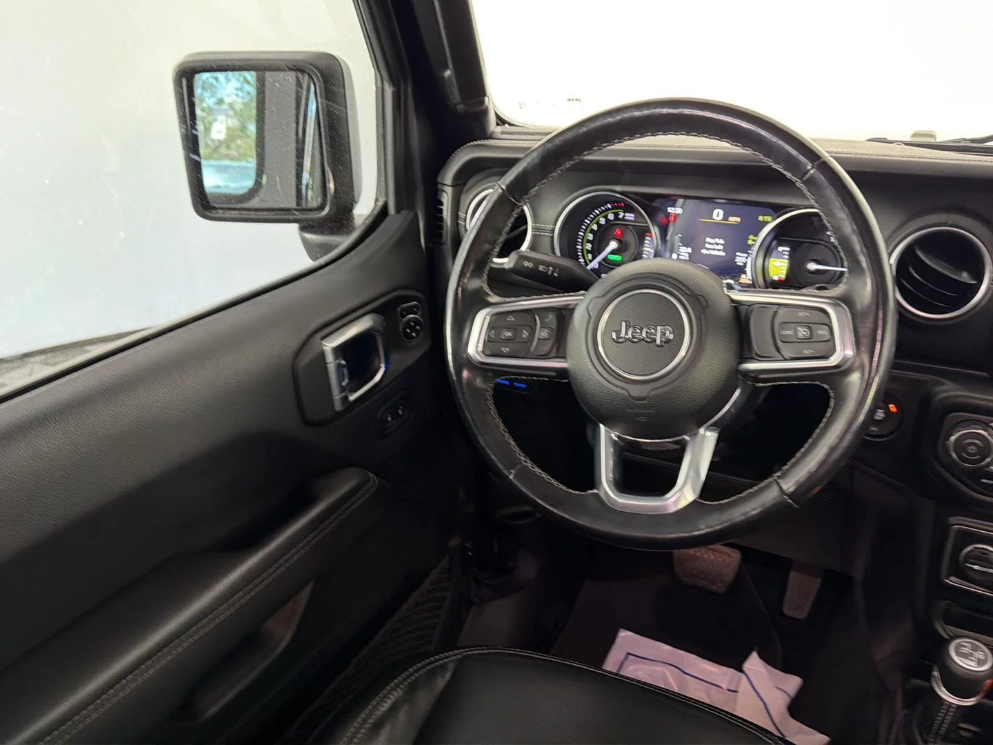 Used 2022 Granite Crystal Metallic Clearcoat Jeep Unlimited Sahara image 17