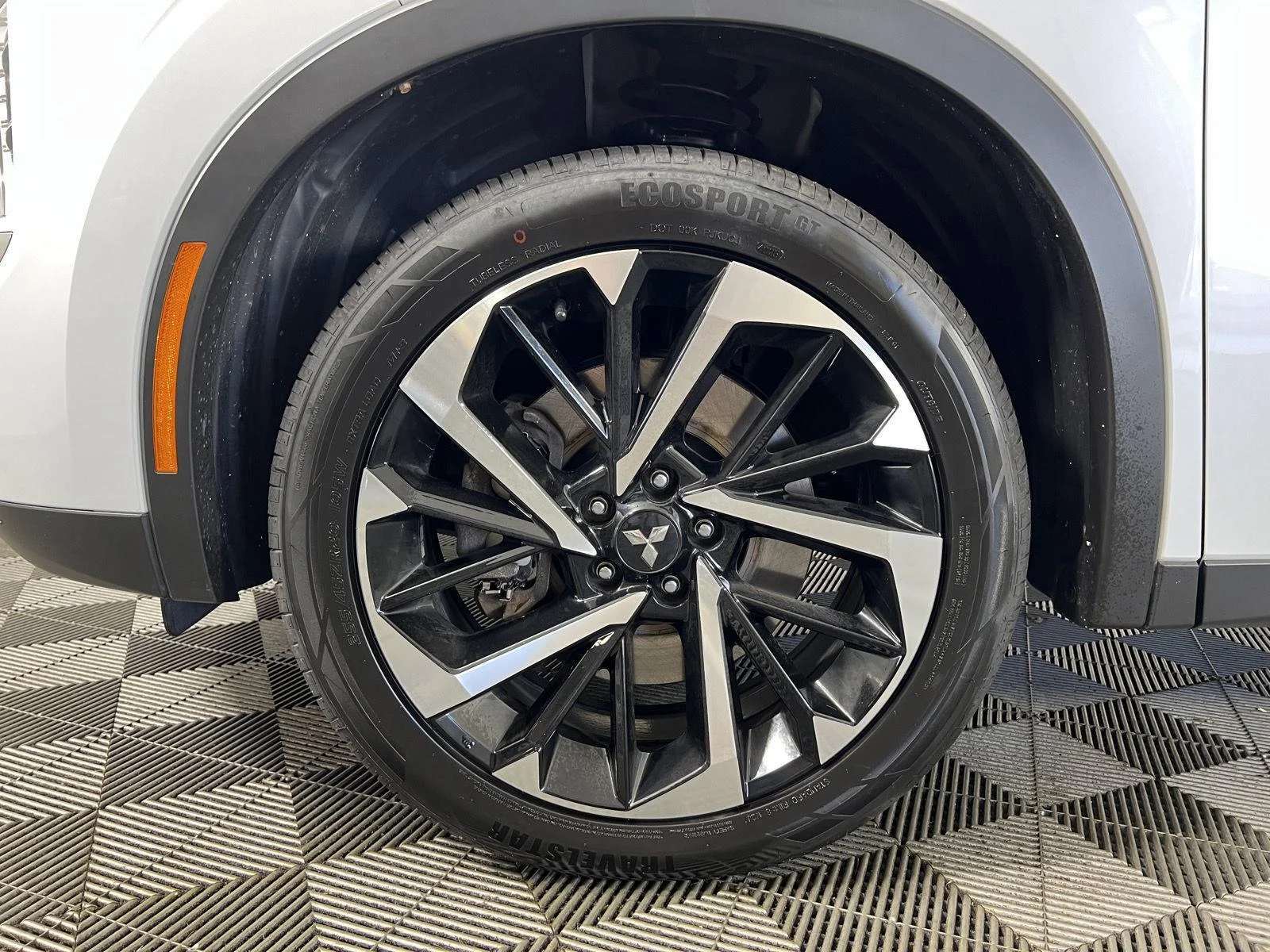 Used 2023 White Diamond Mitsubishi SE image 11