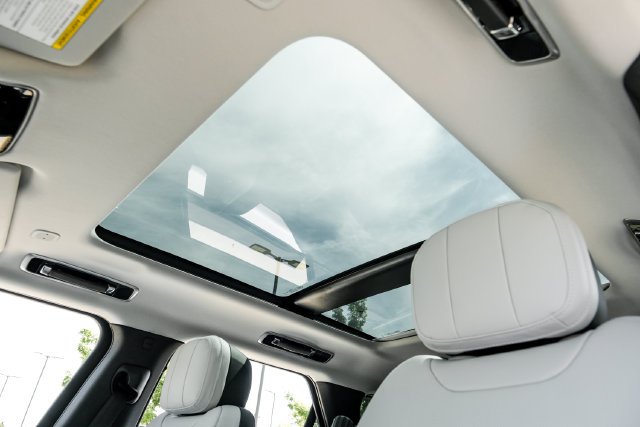 Used 2024  Land Rover Dynamic SE image 5