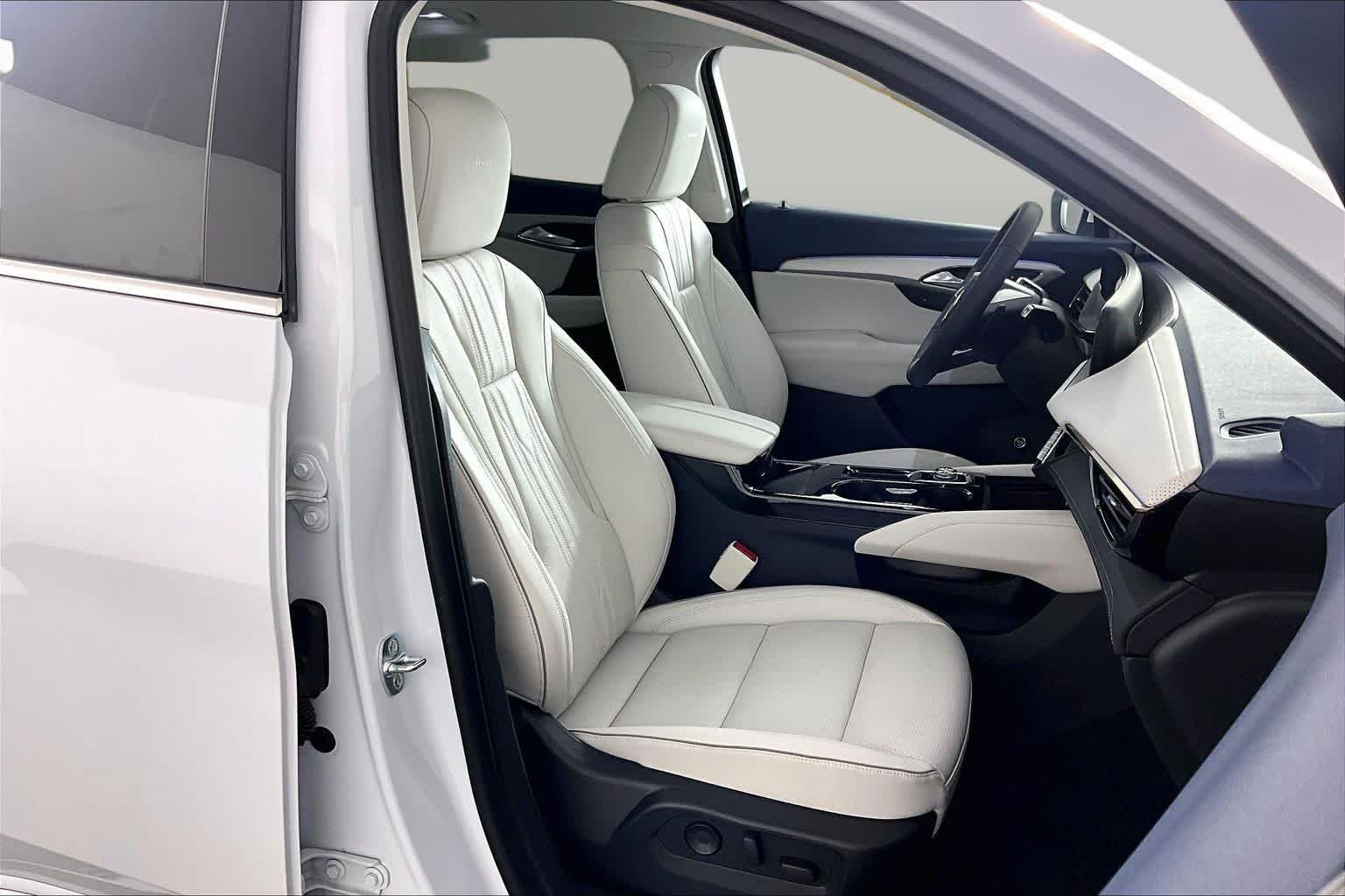 Used 2025 Iridescent White Tricoat Buick Avenir image 9
