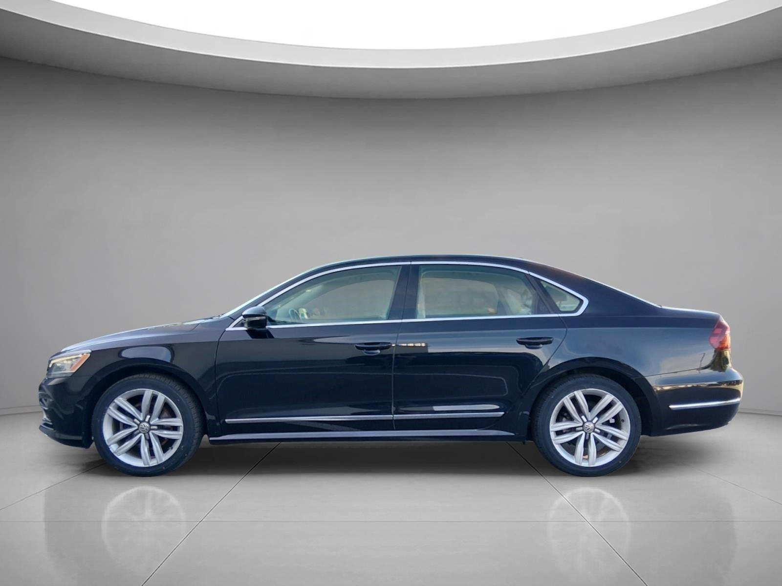 Used 2017 Deep Black Pearl Volkswagen V6 SEL Premium image 8