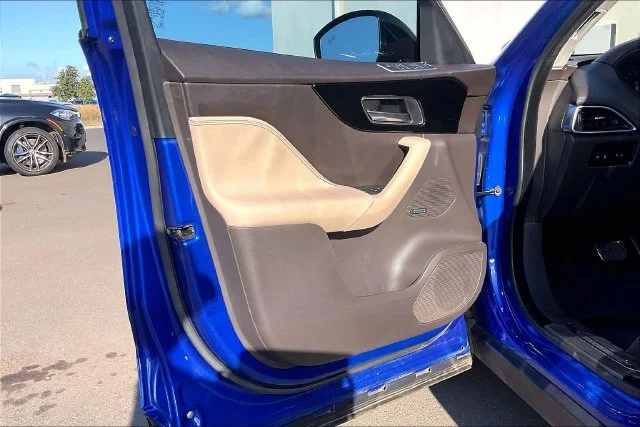 Used 2019 Blue Jaguar 25t Prestige image 17