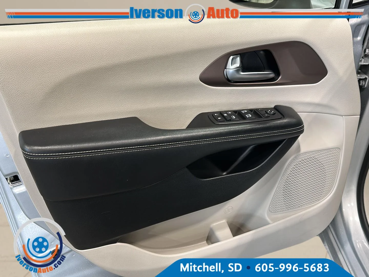 Used 2023 Silver Mist Clearcoat Chrysler LX image 13