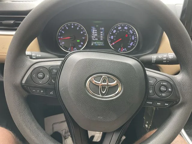 Used 2020 White Toyota LE image 14
