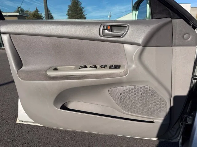 Used 2004 Silver Toyota LE image 16