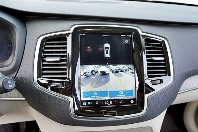 Used 2025 Black Volvo B6 Plus 6-Seater image 27