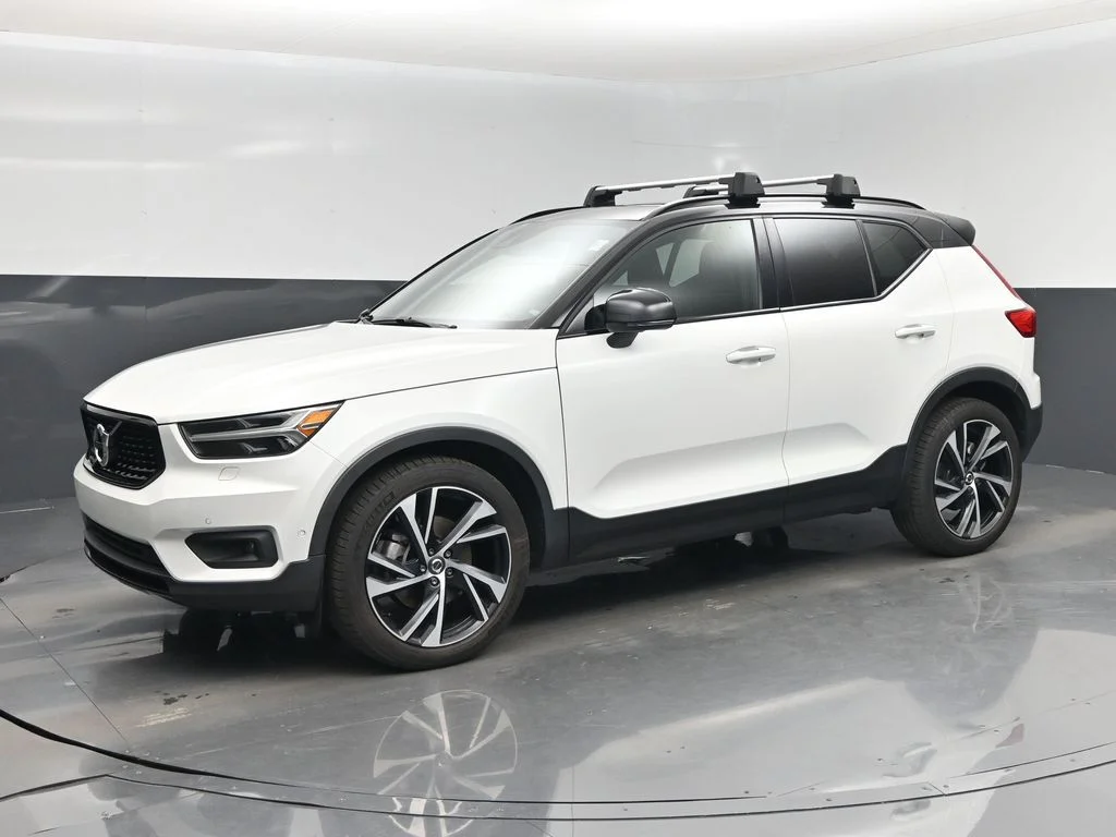 Used 2022 White Volvo R-Design image 9