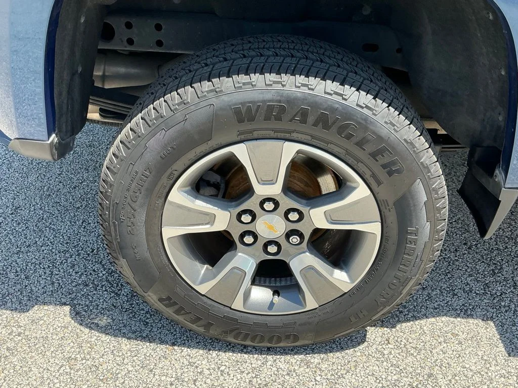 Used 2019 Blue Chevrolet Z71 image 14