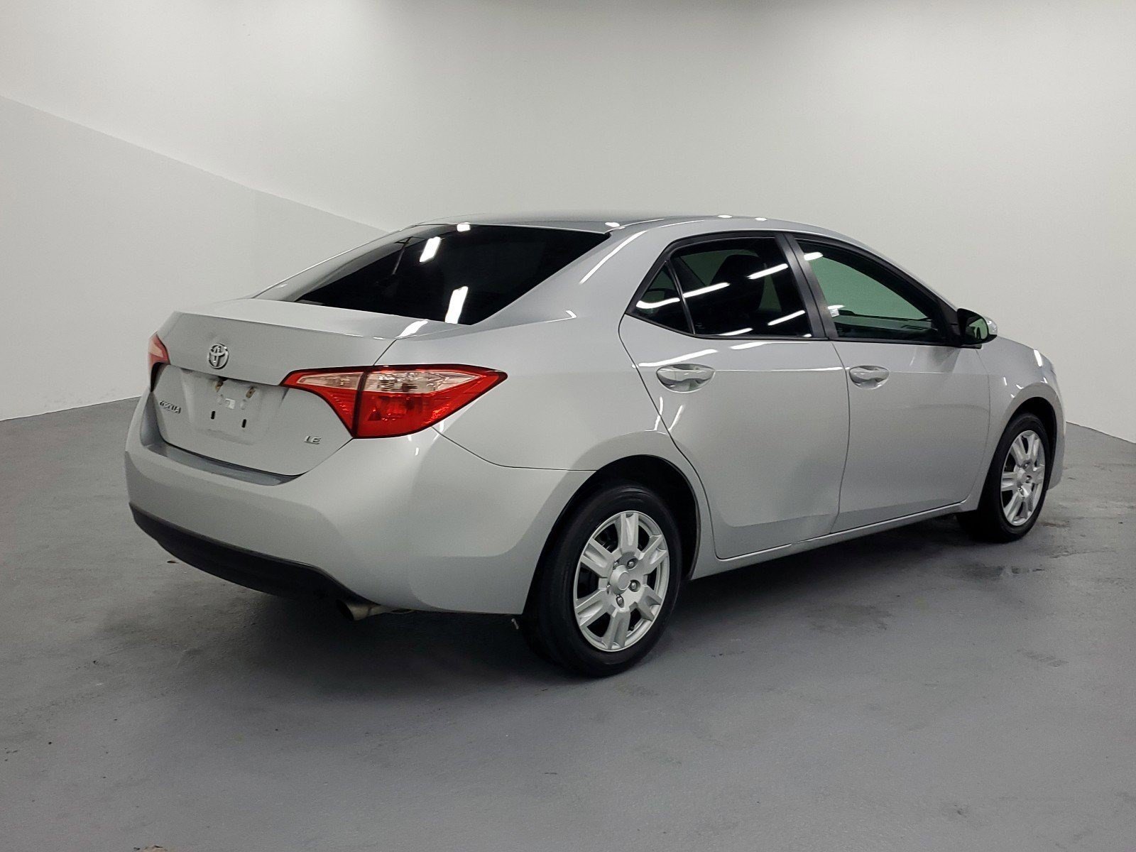 Used 2019 Classic Silver Metallic Toyota LE image 7