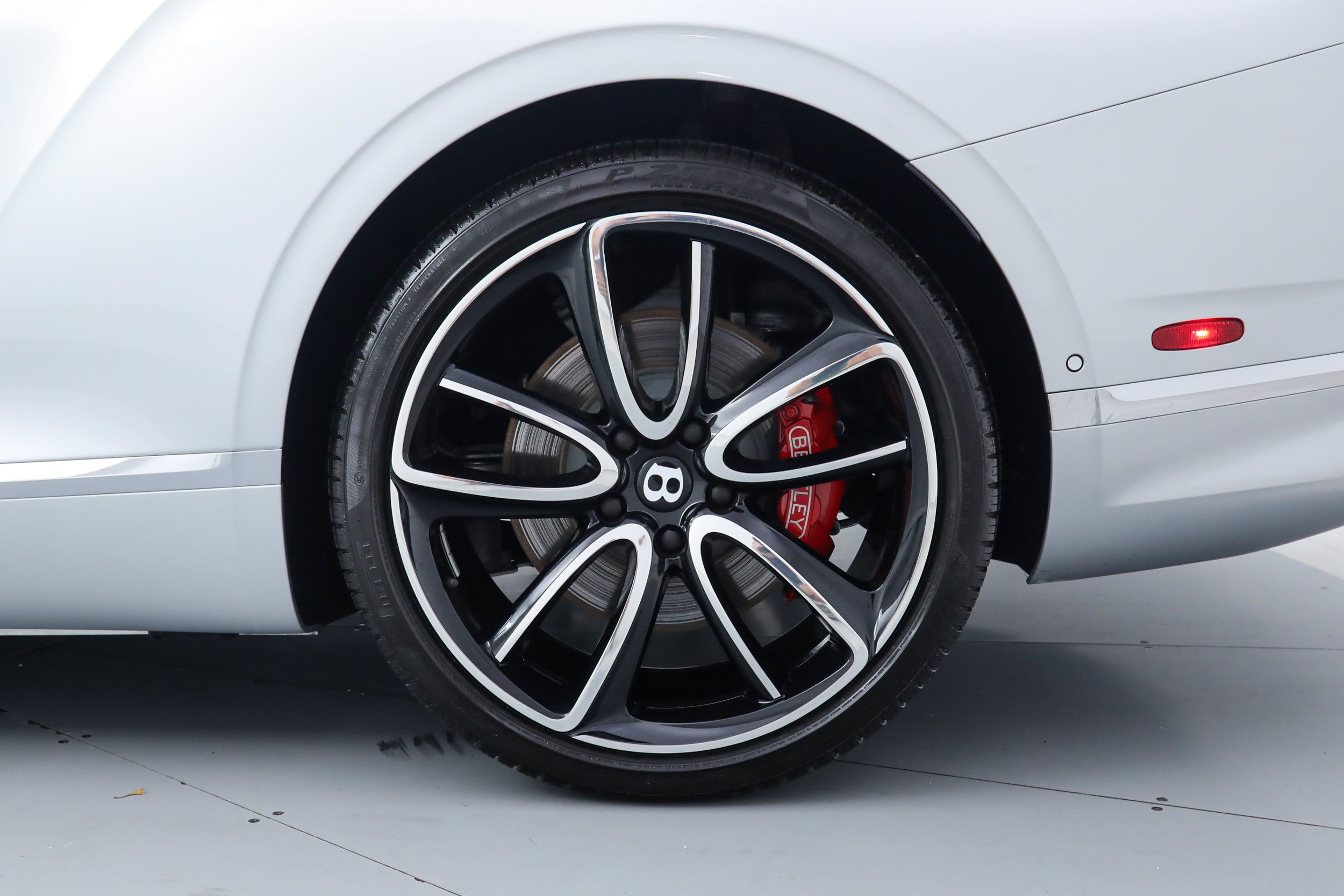 Used 2022 Silver Bentley  image 39