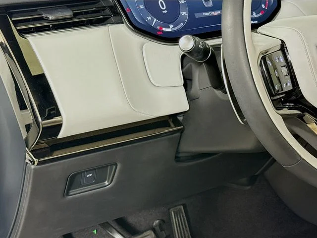 Certified Used 2025 White Land Rover Dynamic SE image 10