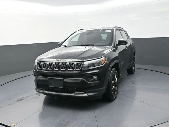New 2026 Diamond Black Crystal Pearl-Coat Exterior Paint Jeep Latitude image 5