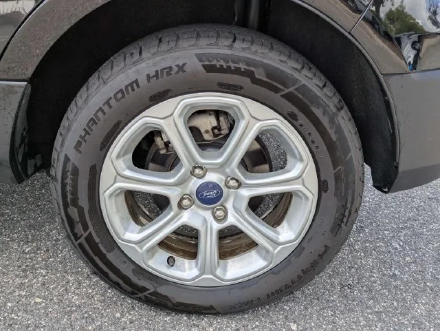 Used 2020 Shadow Black Ford SE image 9