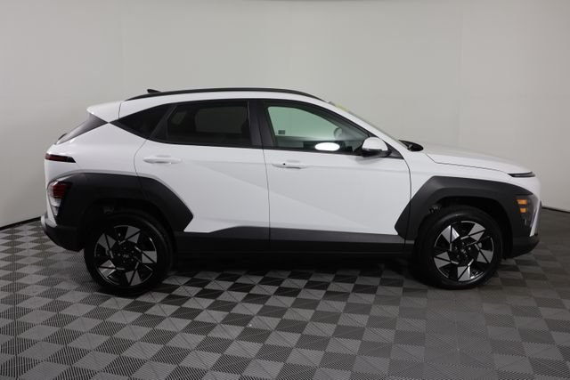 Used 2025 White Hyundai SEL image 9