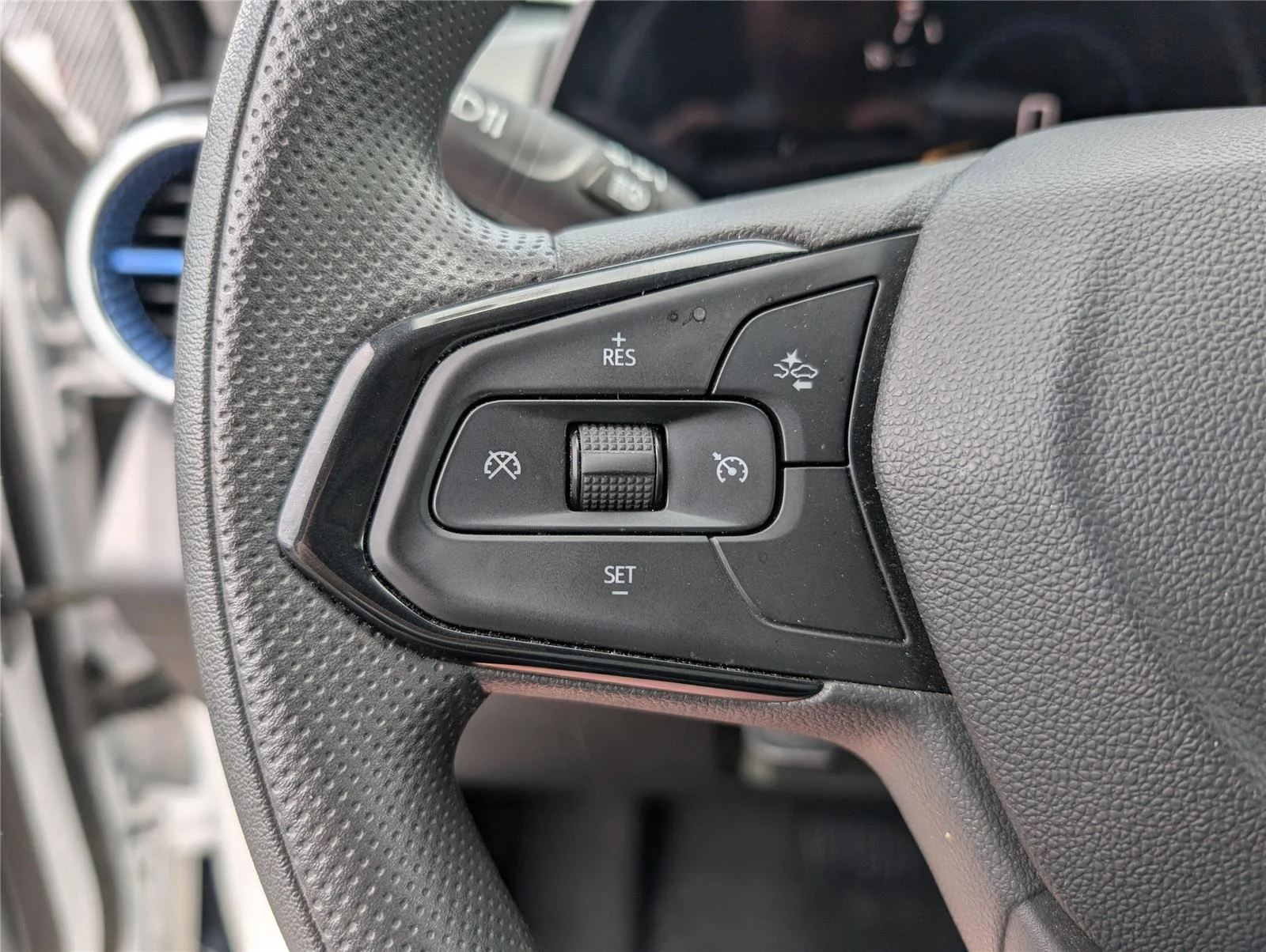 Used 2025 Summit White Chevrolet LT image 21