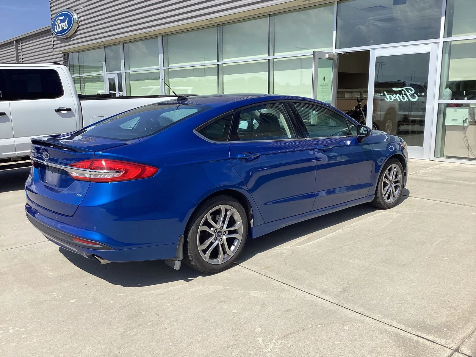 Used 2017 Blue Ford SE image 2