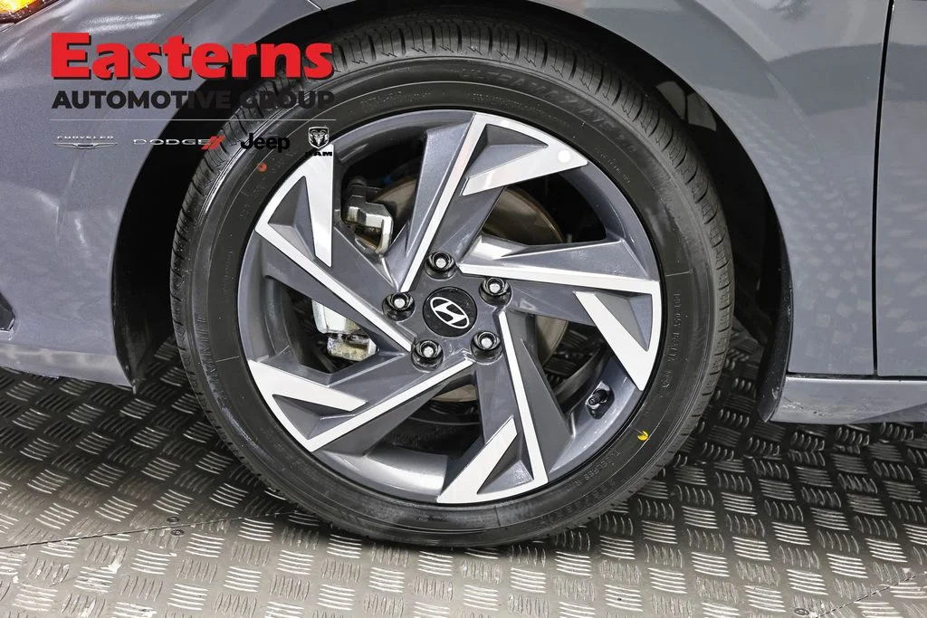 Used 2025 Gray Hyundai SEL Convenience image 32