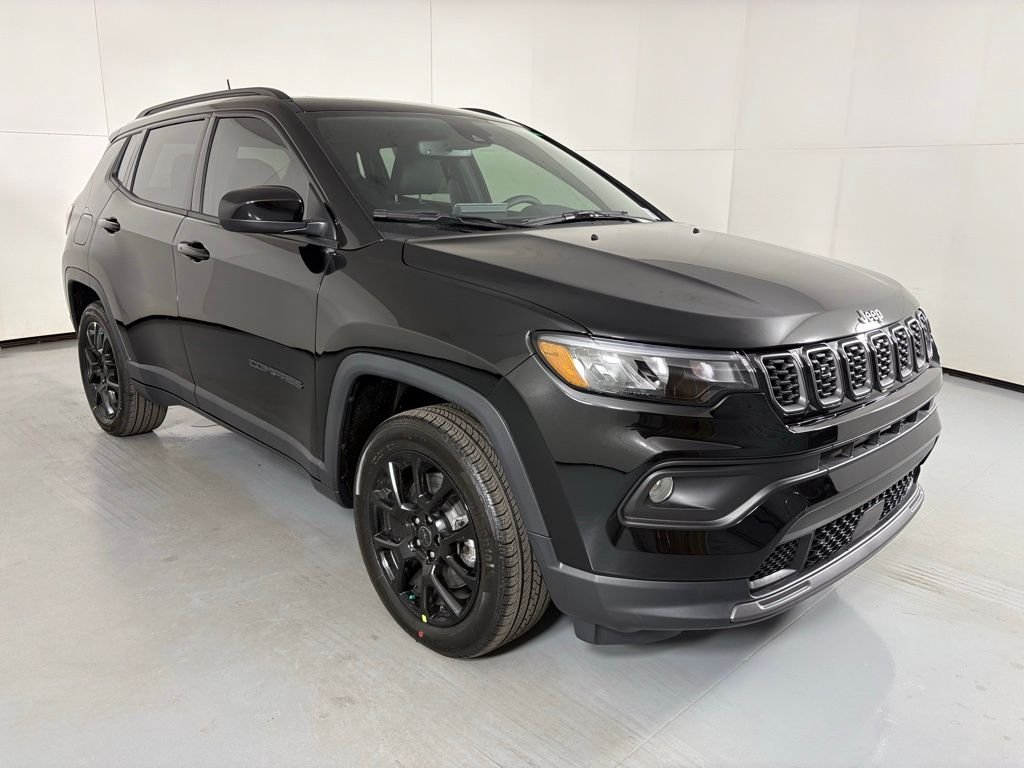 New 2026 Diamond Black Crystal Pearl-Coat Exterior Paint Jeep Latitude image 2