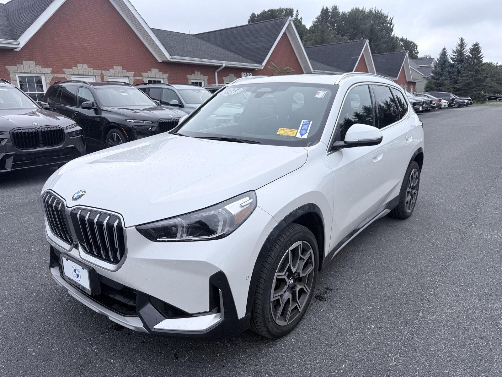 Used 2025 Mineral White Metallic BMW xDrive28i image 3