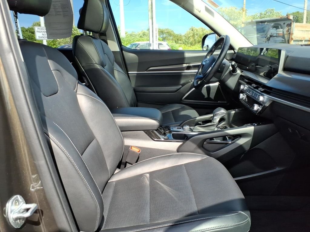 Used 2023 Dark Moss Kia S v6 w/sunroof & 3rd row image 27