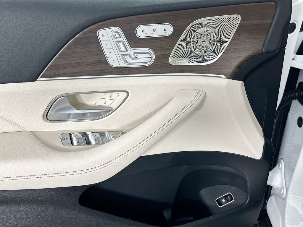 New 2026 MANUFAKTUR Moonlight White Metallic Mercedes-Benz GLE 450 image 18