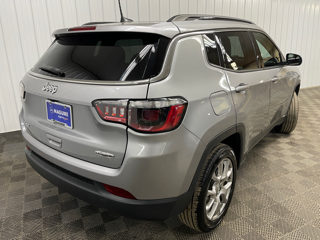 Used 2022 Silver Jeep Latitude Lux image 4