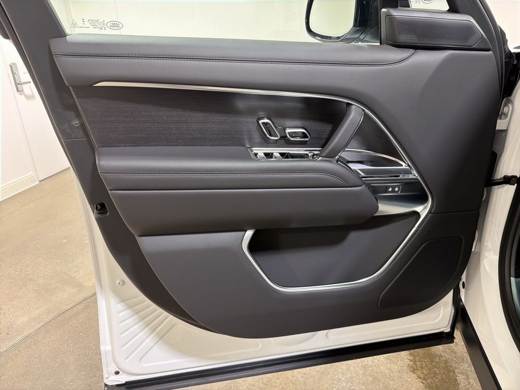 New 2026 Ostuni Pearl White Land Rover SE image 9