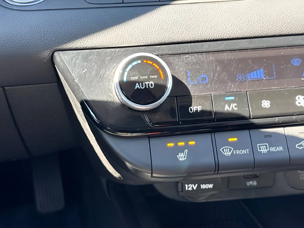 Used 2025 White Hyundai SEL Convenience image 21