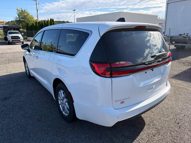 New 2027 White/off-white Chrysler Select image 5