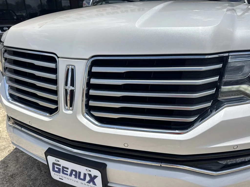 Used 2017 White Lincoln Select image 6