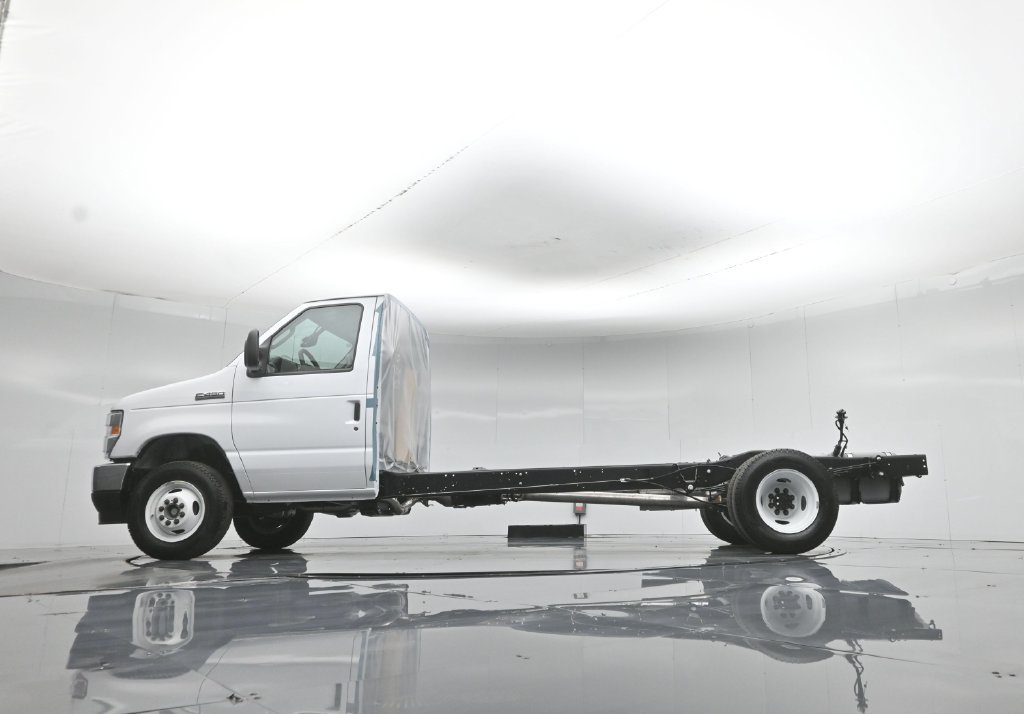 New 2027 White Ford Base image 40