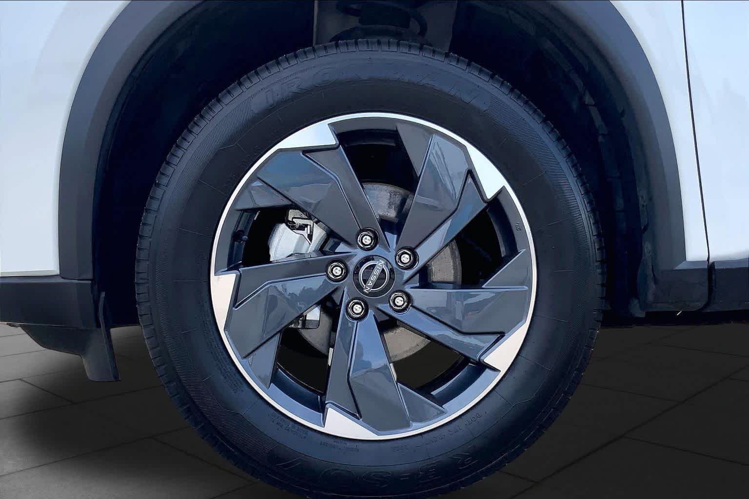 Used 2024 Everest White Pearl Nissan SV image 11