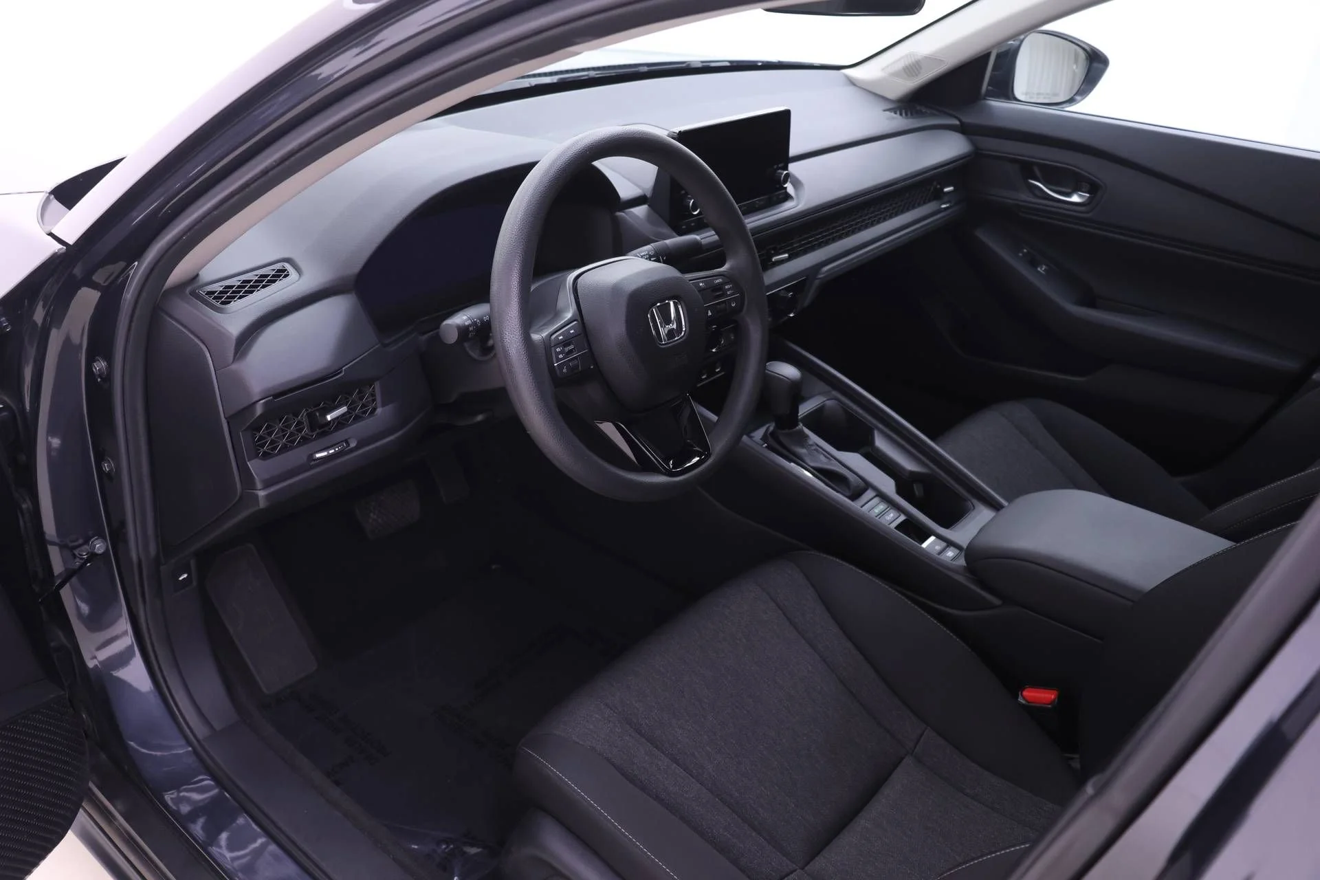 Certified Used 2025 Meteorite Gray Metallic Honda SE image 3