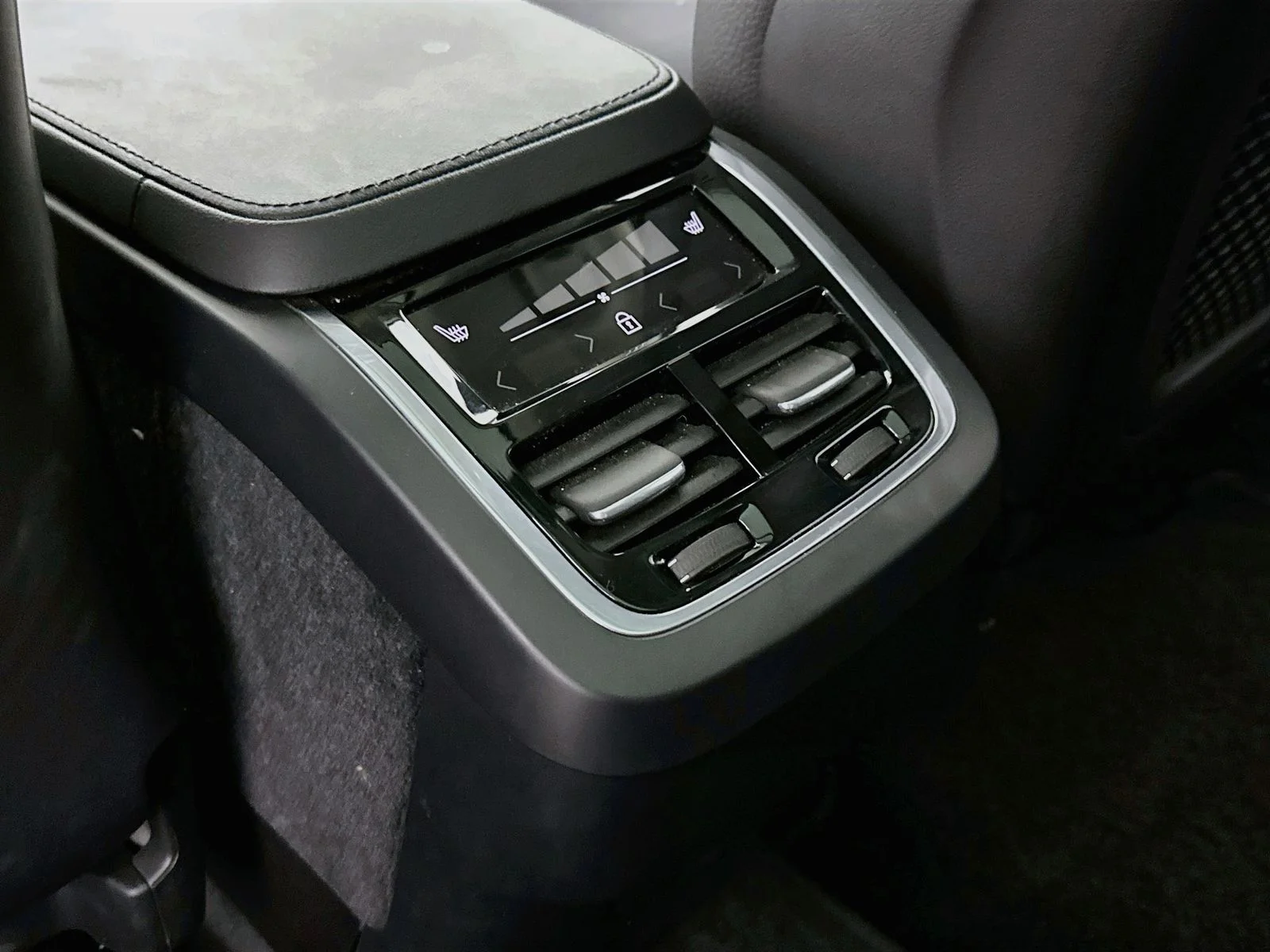 Used 2025 Onyx Black Metallic Volvo B6 Plus 7-Seater image 26
