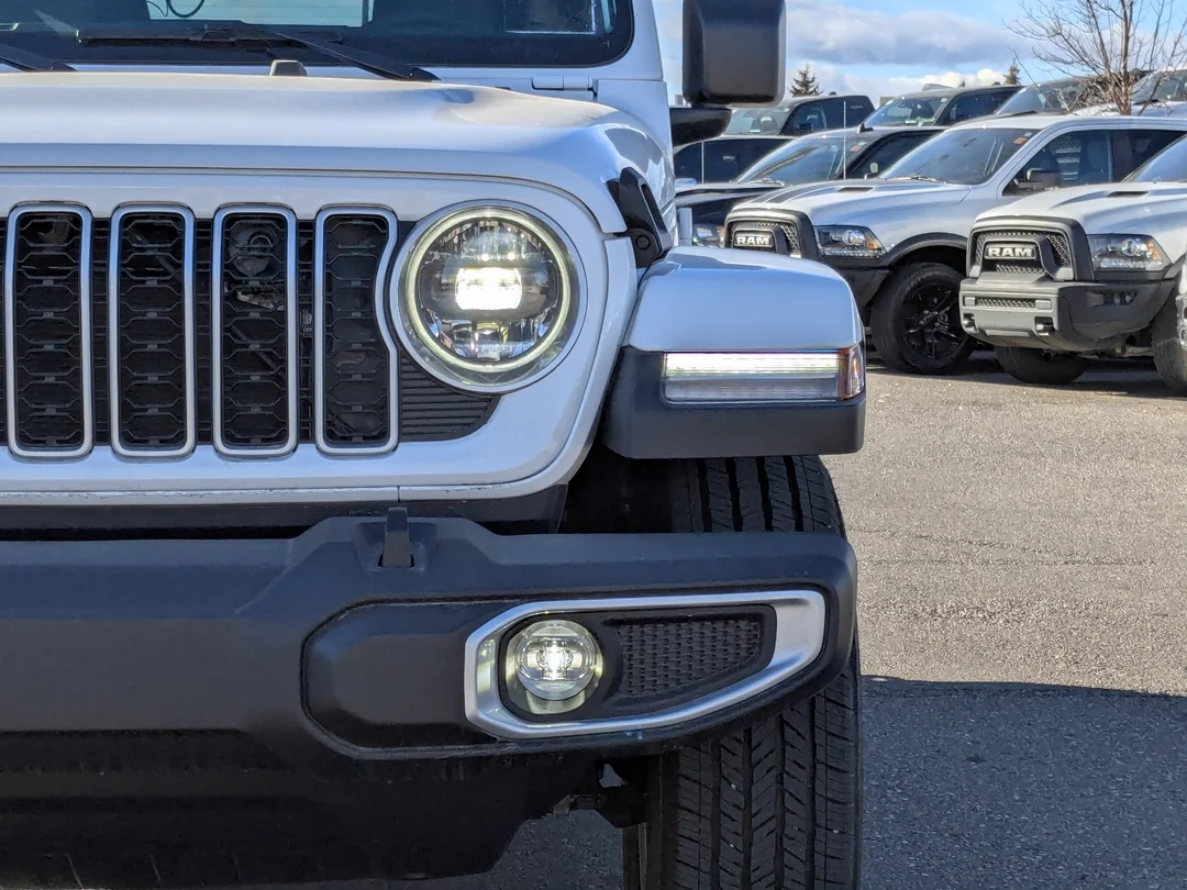 New 2026 White Jeep Sahara - - 4x4 - 12.3 inch display - Blind Spot Mon - Body Color 3 Piece HT - & More! image 10