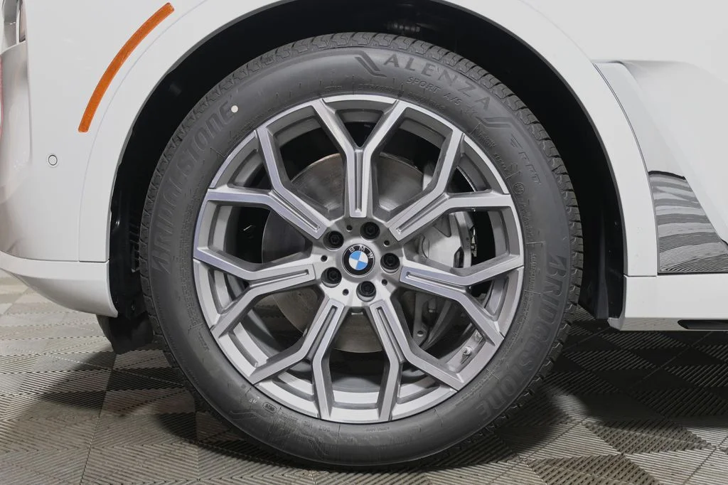 Used 2027 White BMW xDrive40i image 12