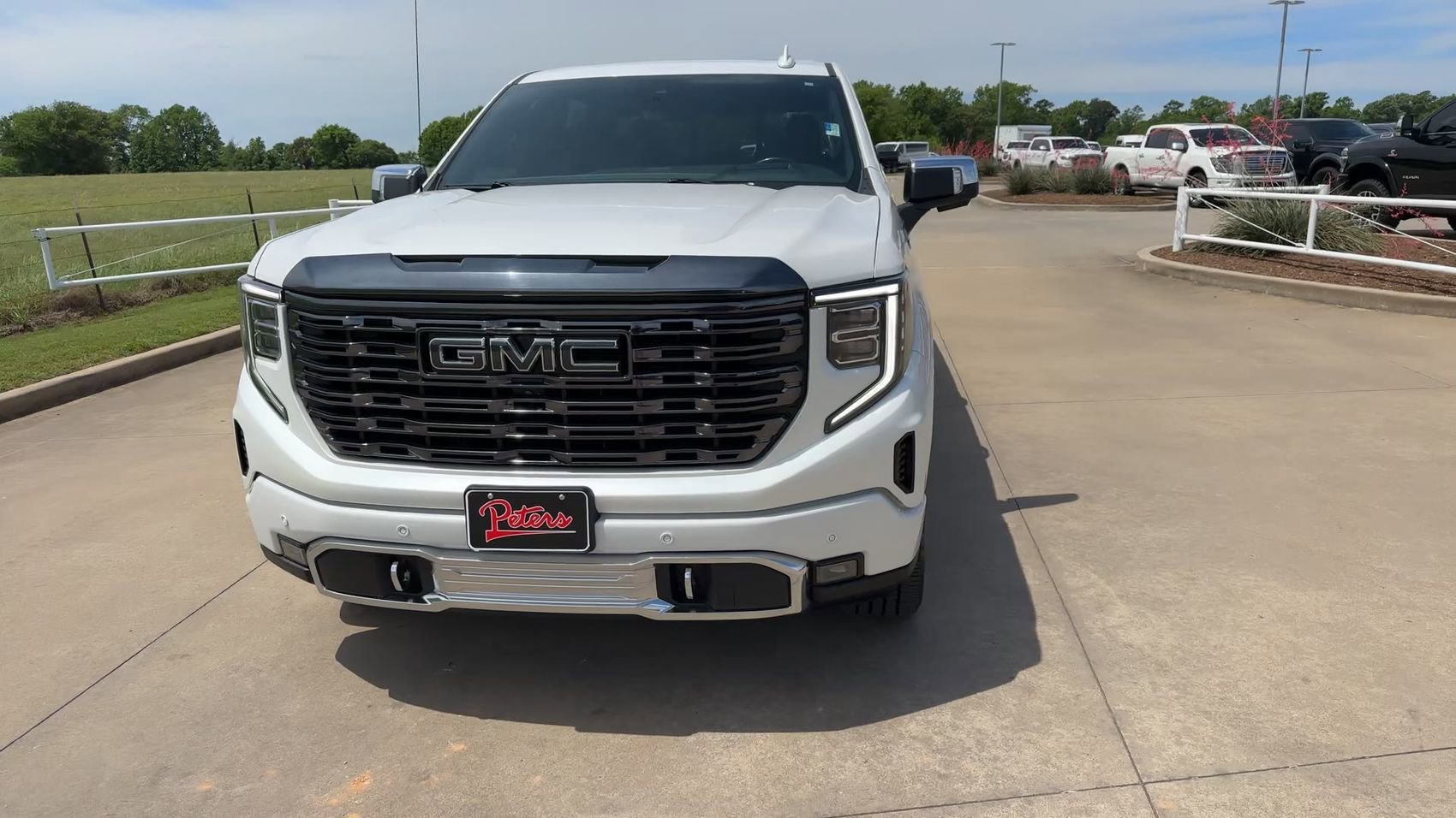 Used 2023 White Frost Tricoat GMC Denali Ultimate image 4