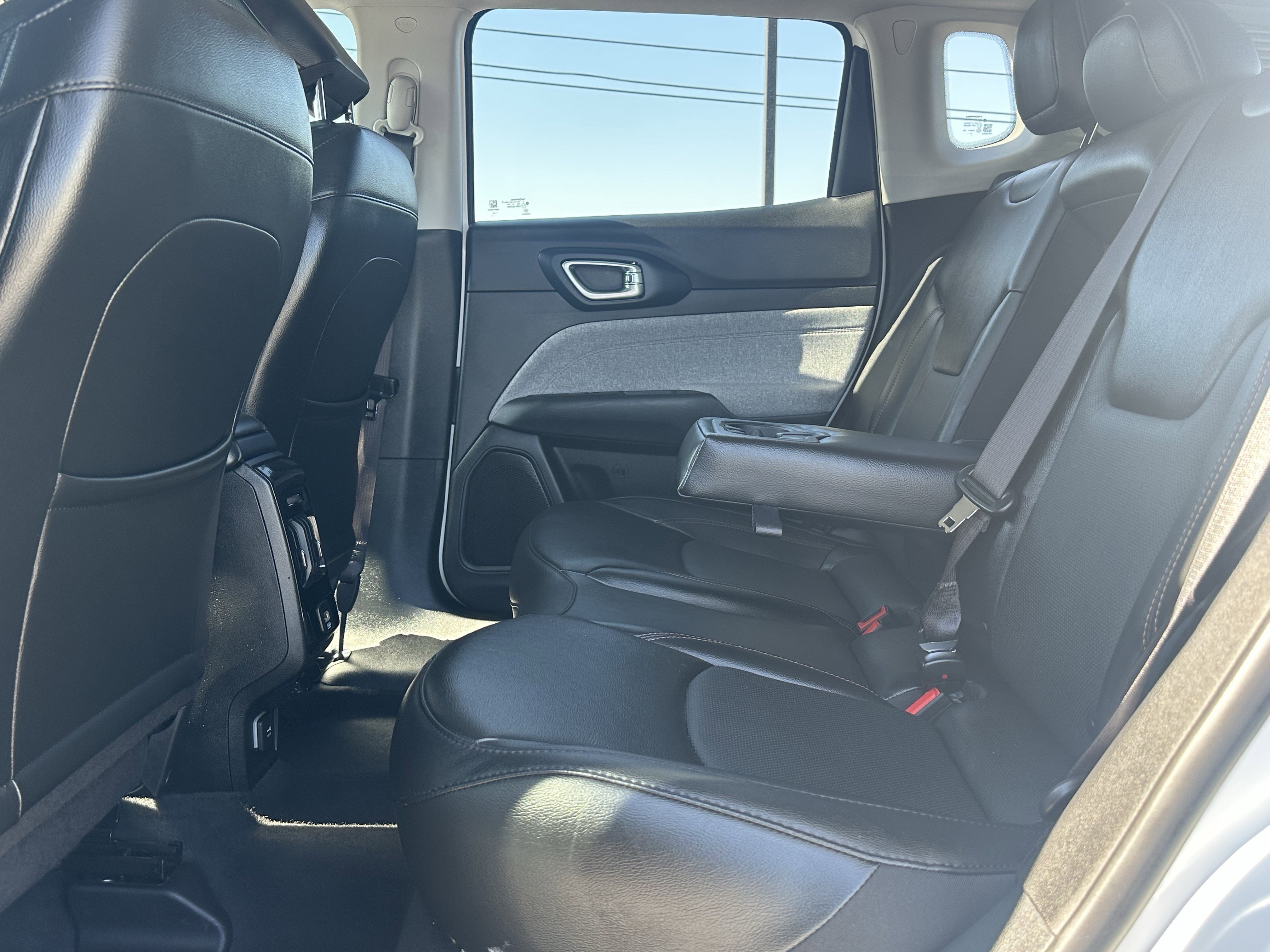 Used 2022 Bright White Clearcoat Jeep Latitude Lux image 19