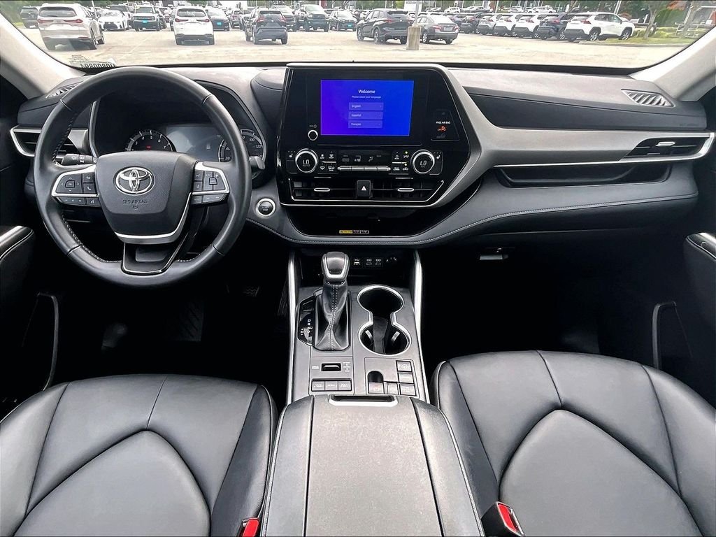 Used 2025 Silver Toyota XLE image 22