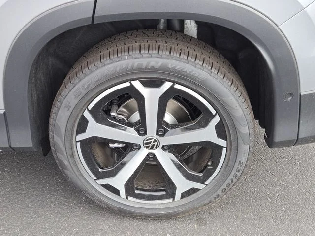 New 2025 Silver Volkswagen 2.0T SE image 5