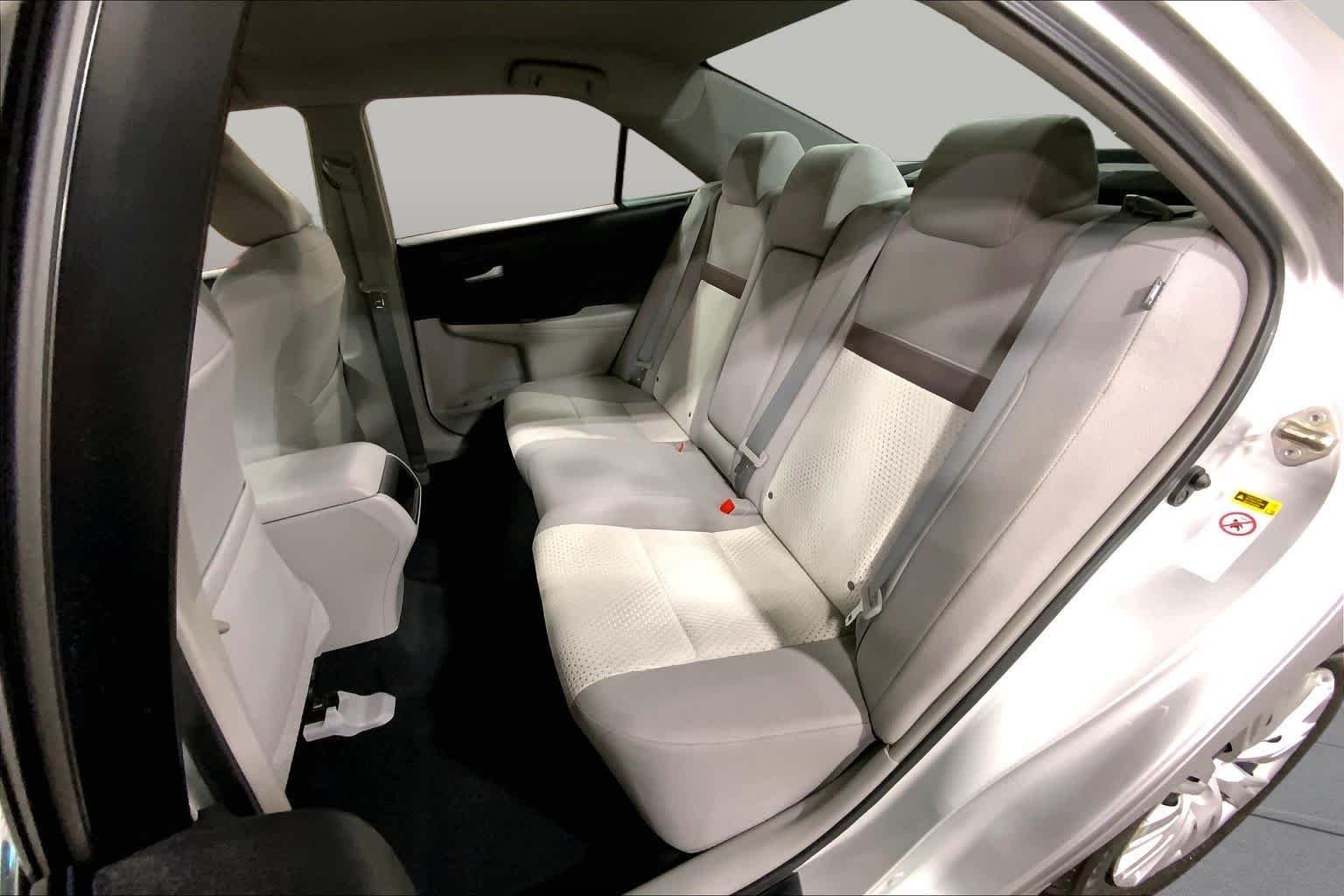 Used 2014 Classic Silver Metallic Toyota LE image 21