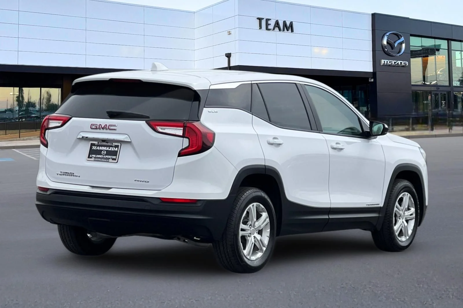 Used 2024 White GMC SLE image 4