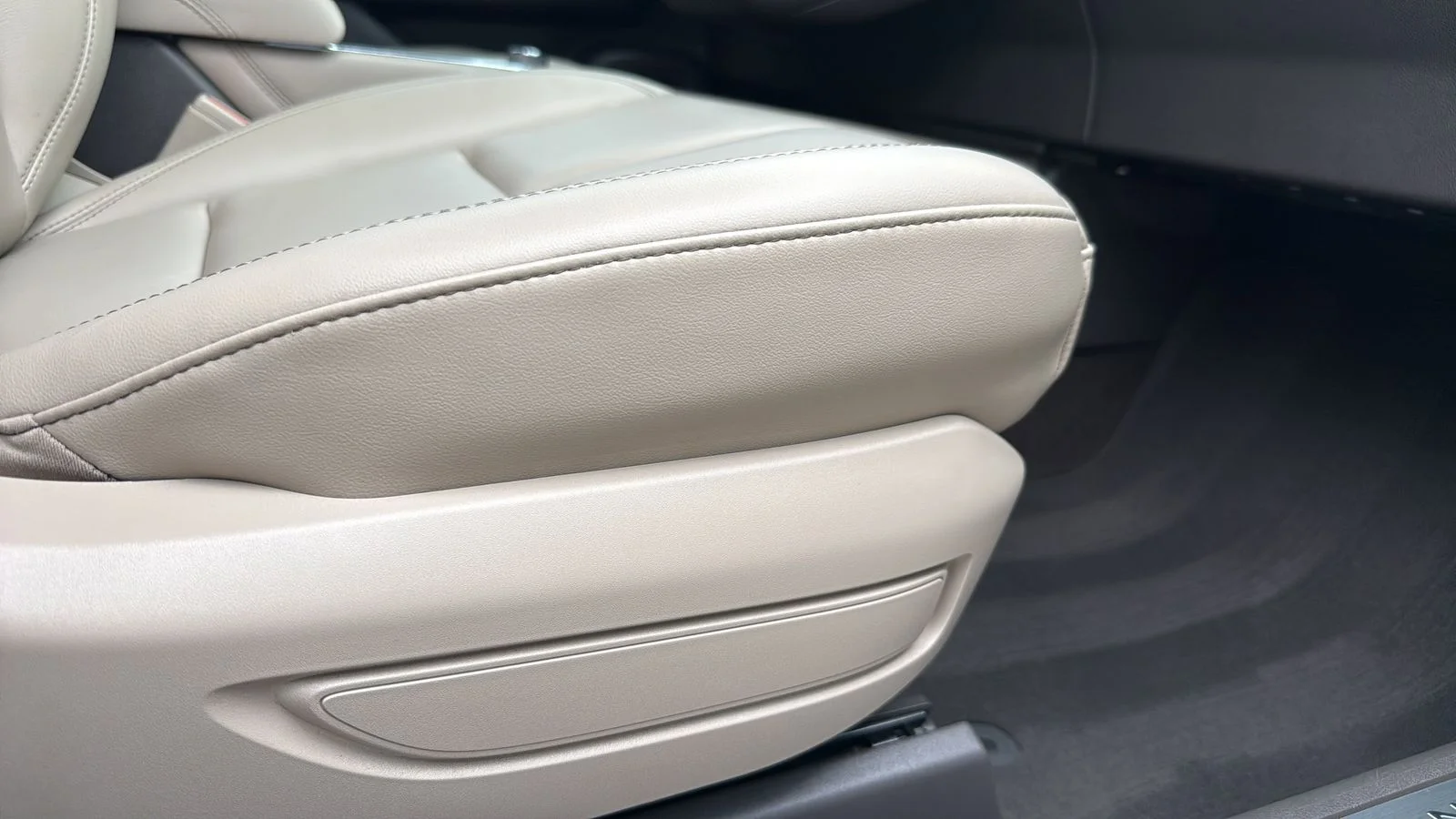 Used 2022 White Lincoln Standard image 24